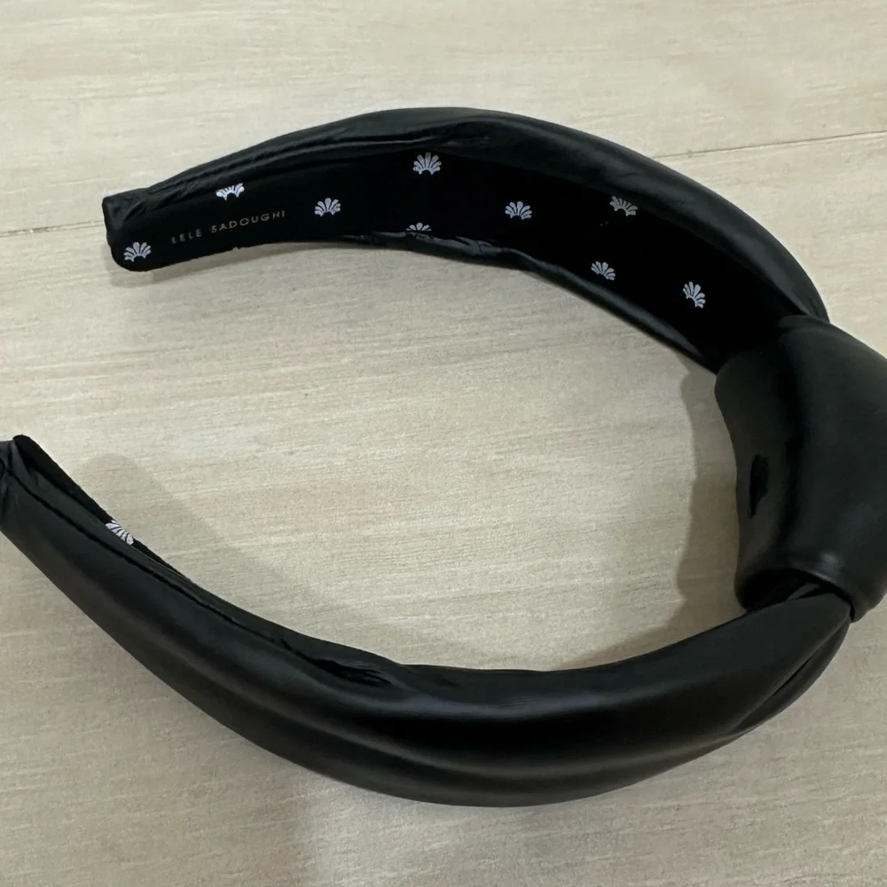 Ripped Lele Sadoughi Black Knotted Headband Priced Accordingly - Picture 5 of 6